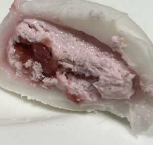 セブンイレブンスイーツのマシュマロ食感！いちごクリーム大福