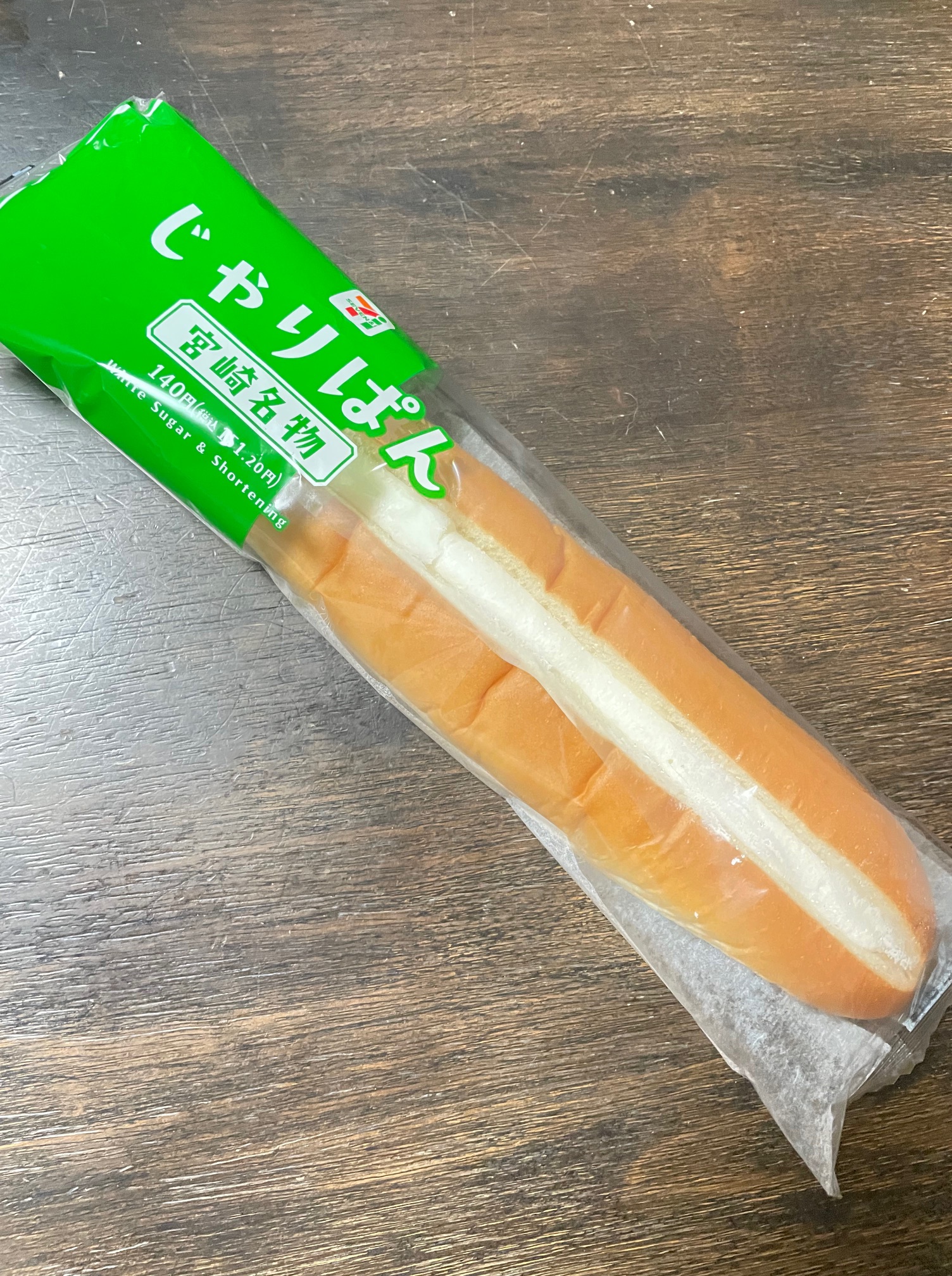 じゃりぱんは、宮崎県のご当地パンで、コッペパンにバタークリームとグラニュー糖を挟んだシンプルながらもクセになる味わいの菓子パン