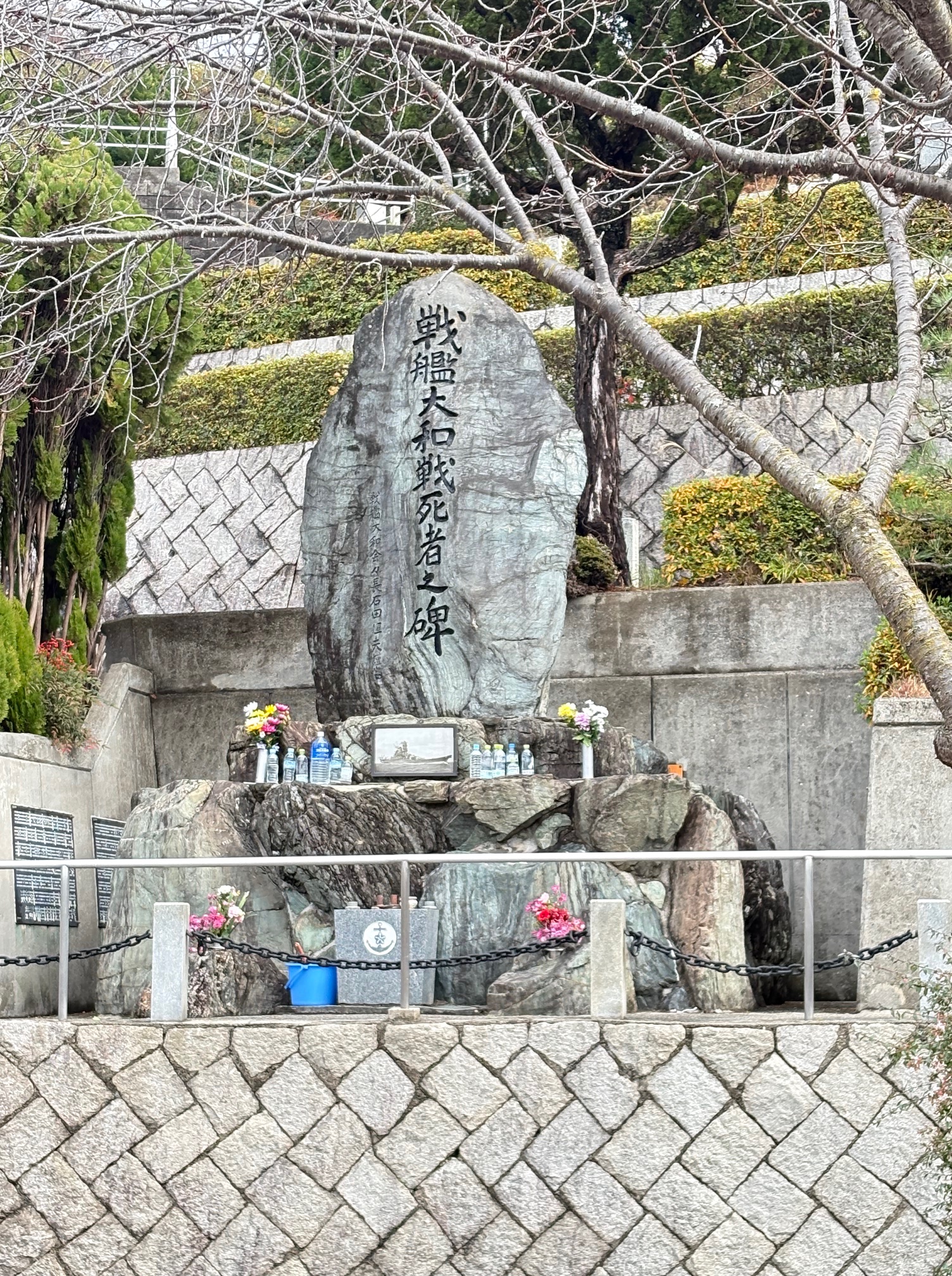 呉海軍墓地にある戦艦大和の戦死者を祀る慰霊碑の写真。碑は石造で、背景に緑豊かな墓地が広がる。